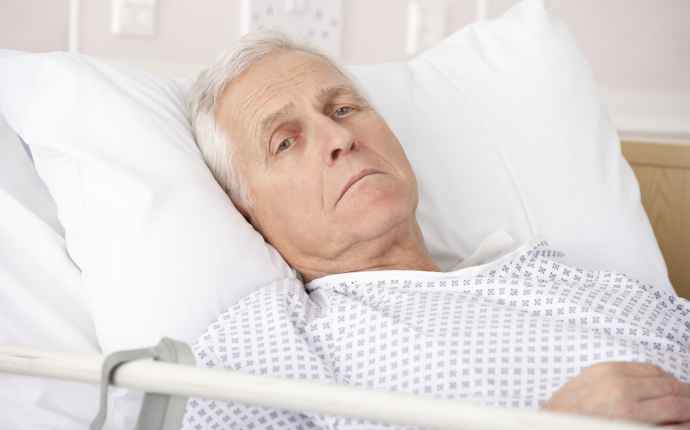 Äldre patient med lunginflammation får vård