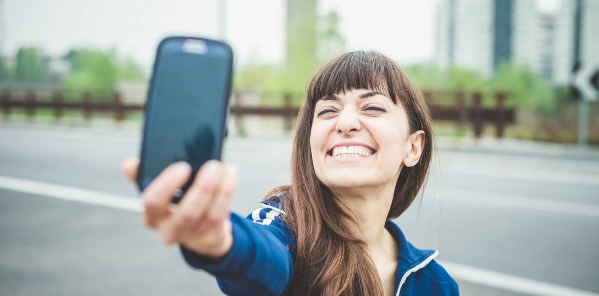 Selfies skapar gemenskap – inte självupptagenhet 