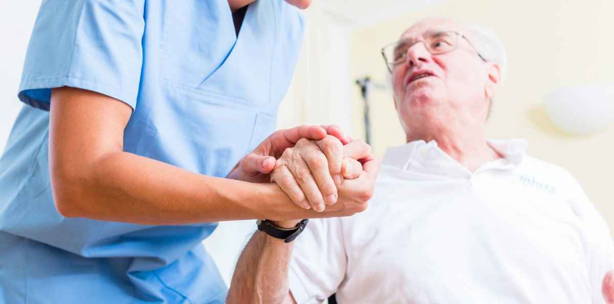Sköterna håller Parkinsons-patients hand