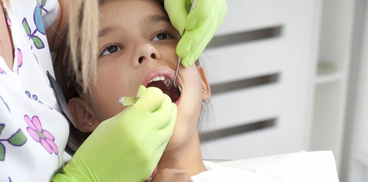 barn med hål i tänderna - karies